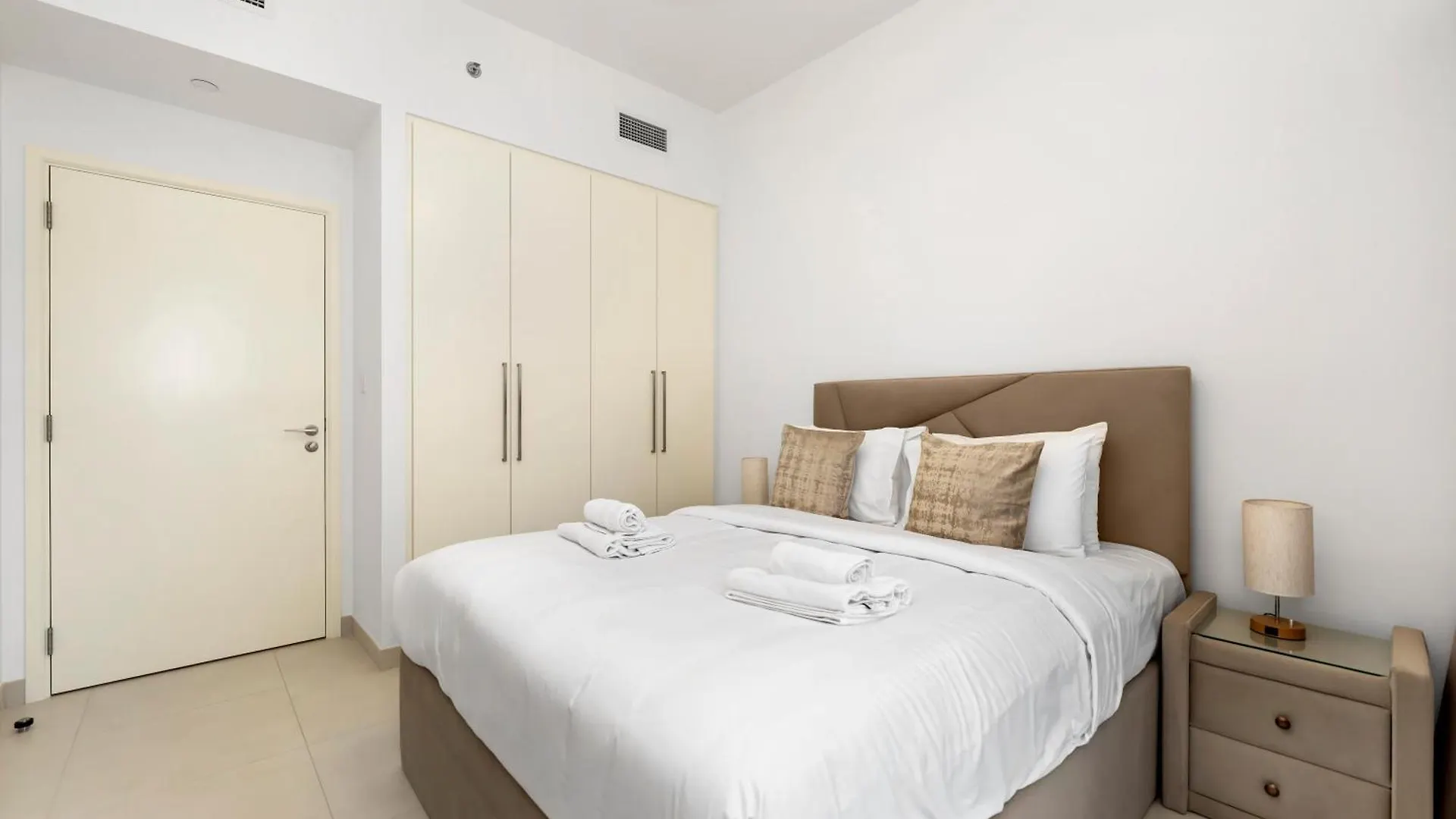Luxury Downtown Dubai Apartment - 5 Mins Walk To Burj, Opera, Dubai Mall, Sleep 1-10