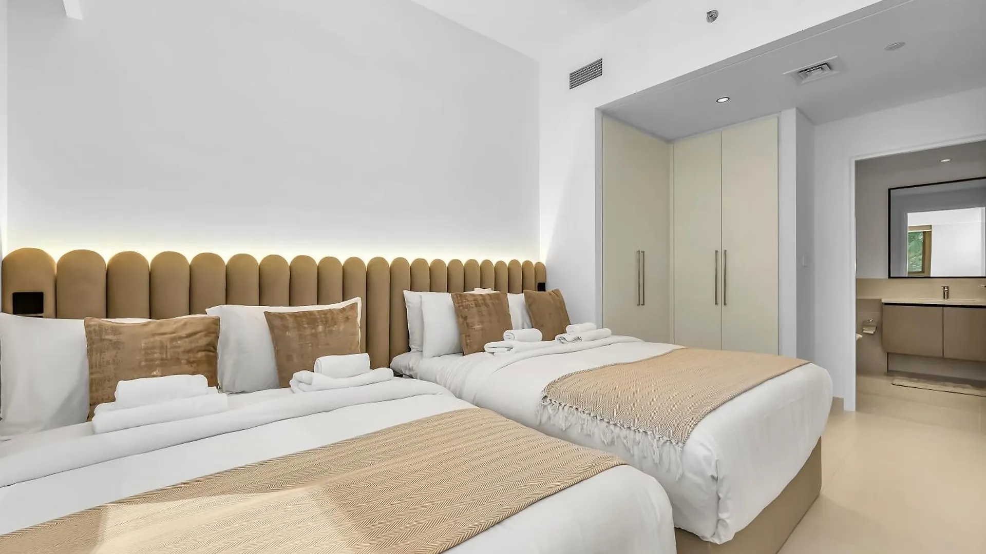 Luxury Downtown Dubai Apartment - 5 Mins Walk To Burj, Opera, Dubai Mall, Sleep 1-10