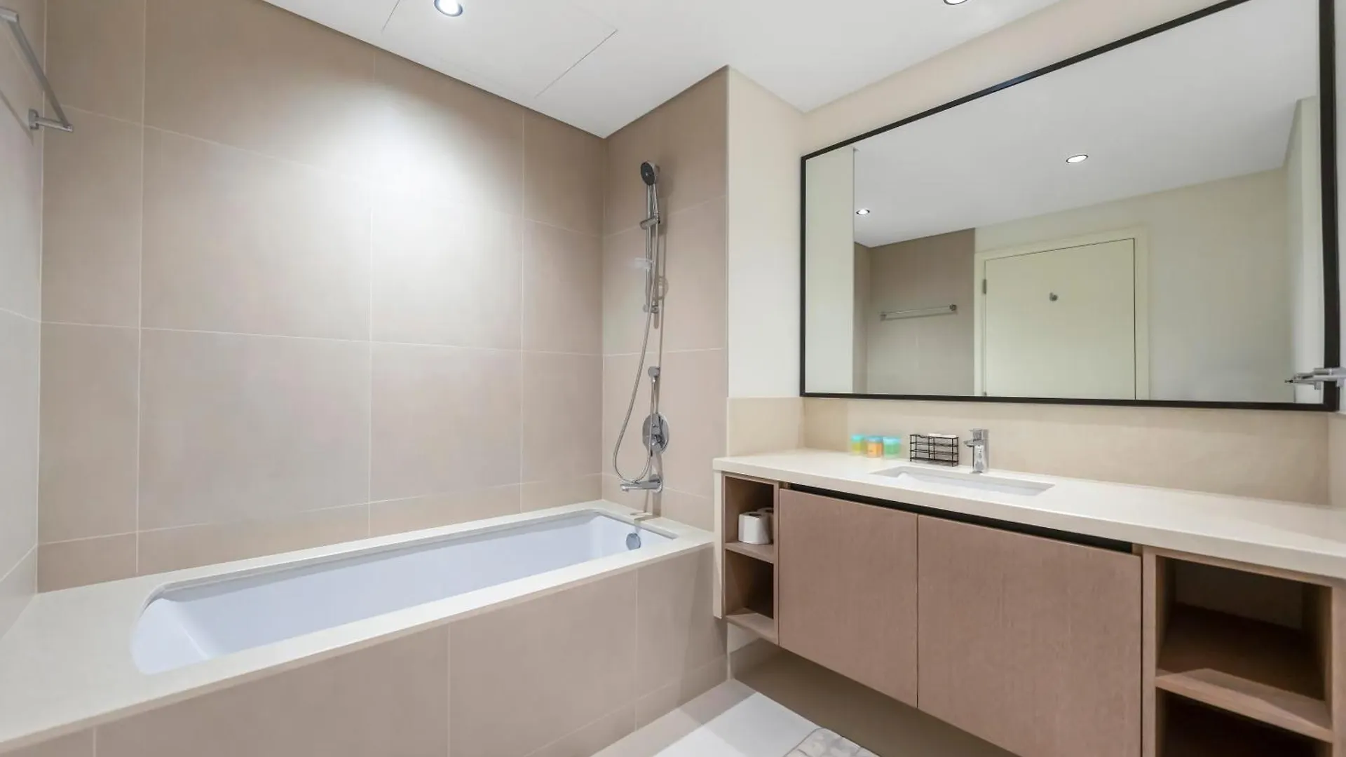 Luxury Downtown Dubai Apartment - 5 Mins Walk To Burj, Opera, Dubai Mall, Sleep 1-10