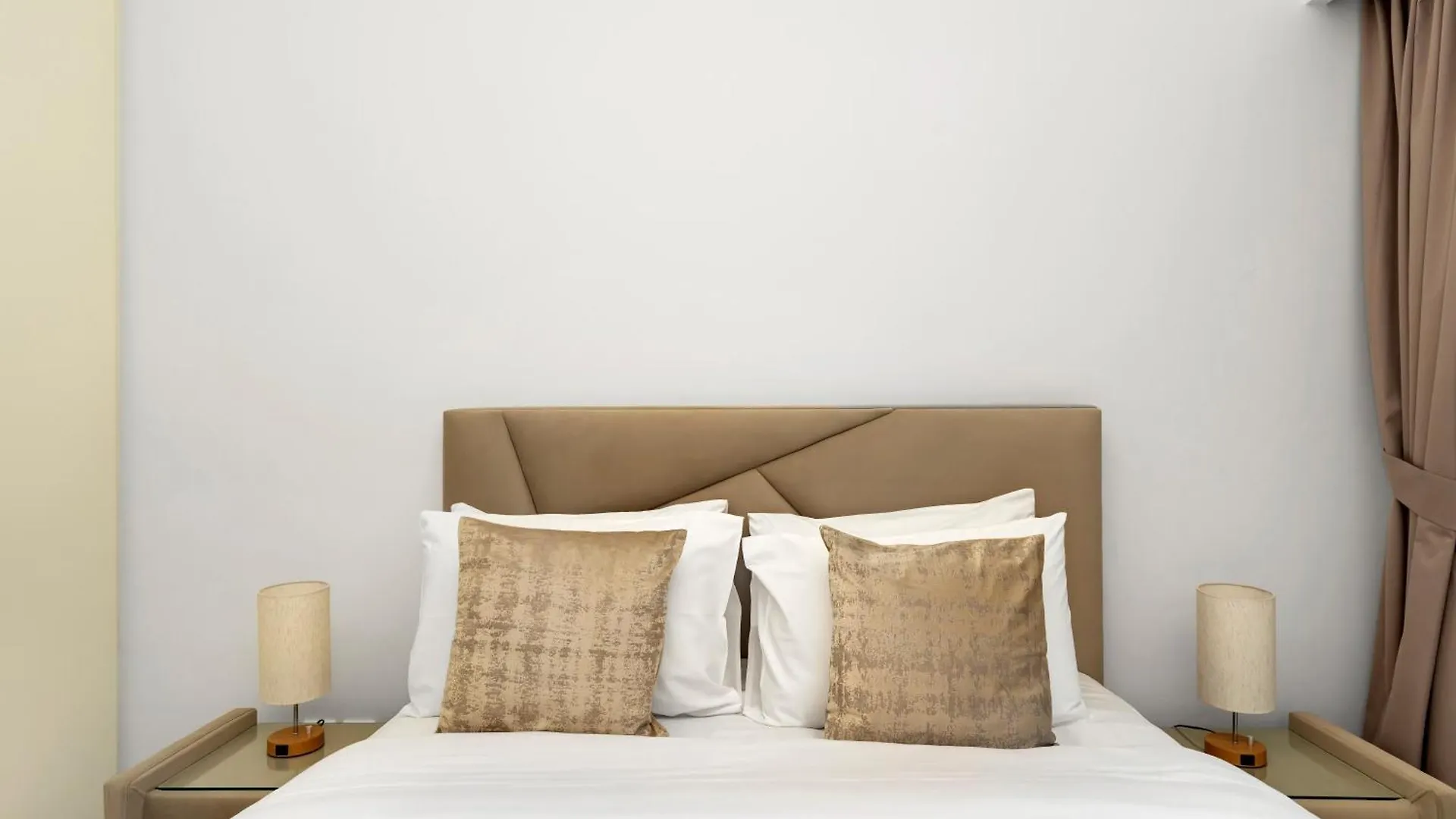 Luxury Downtown Dubai Apartment - 5 Mins Walk To Burj, Opera, Dubai Mall, Sleep 1-10